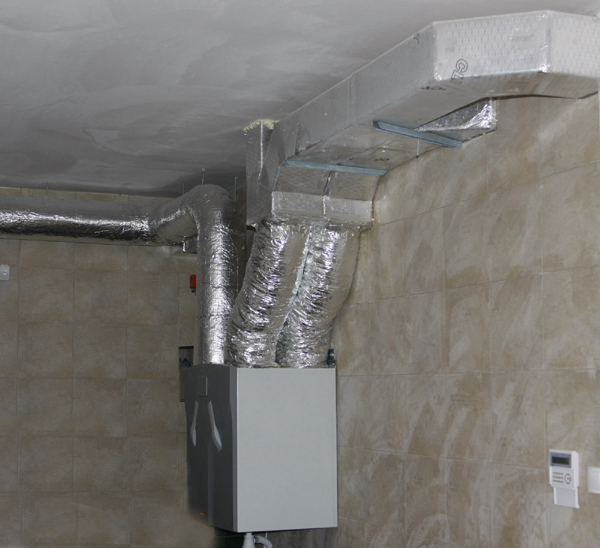 Instalacja na kanałach Climaver (nawiew i wywiew do i z pomieszczeń), oraz sztywnejocieplonej rury spiro (czerpnia i wyrzutnia)